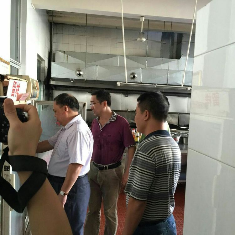 省教育厅安全检查组到我校食堂开展食品安全检查工作